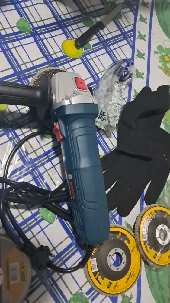 foto de Esmerilhadeira Angular 710w Gws700 Bosch + Kit Discos Azul 50/60hz