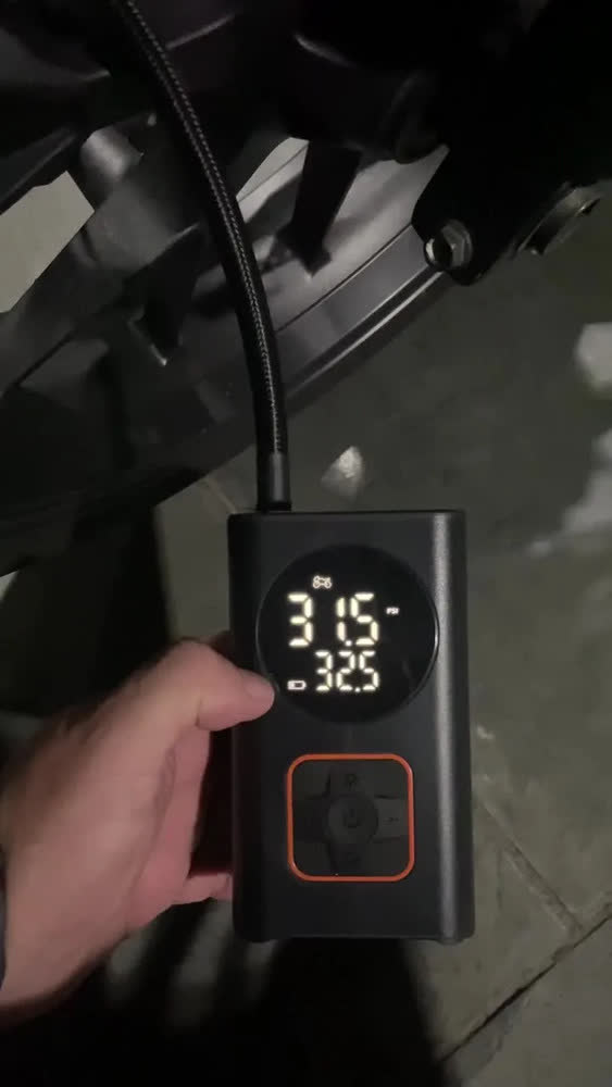foto de Compressor Portátil Car Air Pump Digital Com Visor Para Carro Moto Bike Calibrador De Pneu Multifuncional