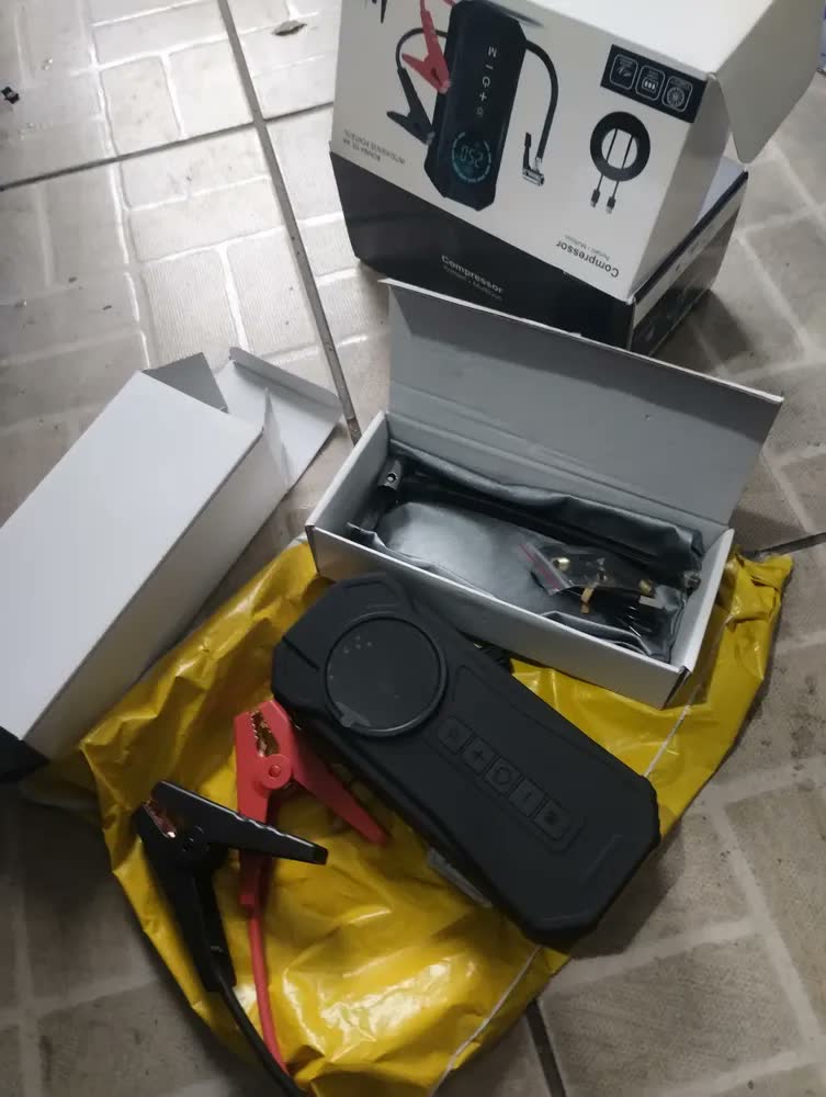 foto de Mini Compressor de Ar Portátil 150 PSI Partida Auxiliar 12V Bateria Automotiva Digital USB-C