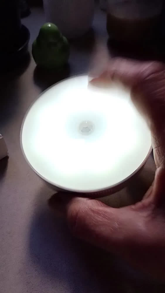 foto de Kit 04 Luminária Led Recarregável Com Sensor De Movimento E Presença, Luz Noturna Automática Sem Fio Para Armário, Escada, Quarto E Parede Navi Navi