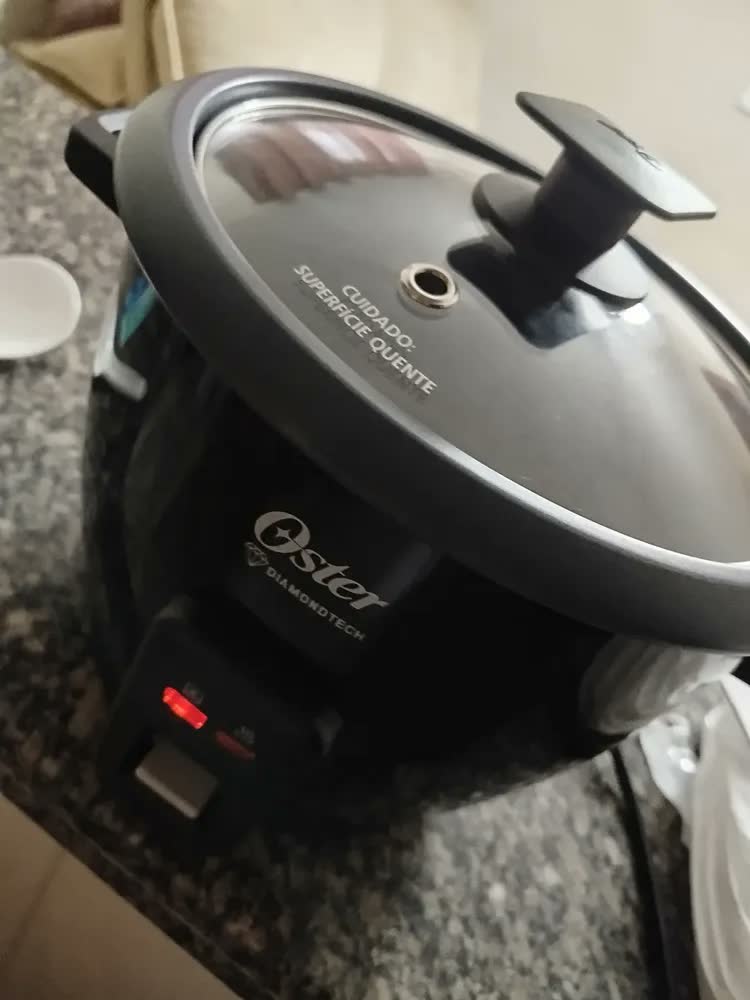 foto de Panela de arroz Oster, 7 xícaras, antiaderente, CKStrcb7dfblk preta 50 Hz