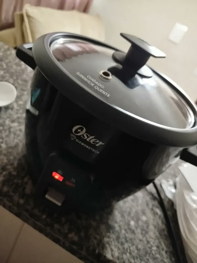 foto de Panela de arroz Oster, 7 xícaras, antiaderente, CKStrcb7dfblk preta 50 Hz