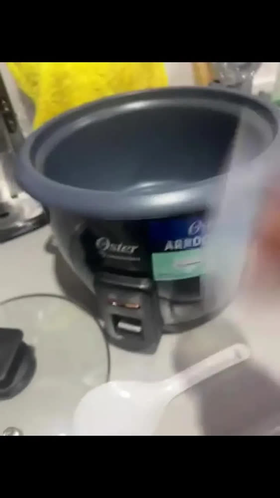 foto de Panela de arroz Oster, 7 xícaras, antiaderente, CKStrcb7dfblk preta 50 Hz