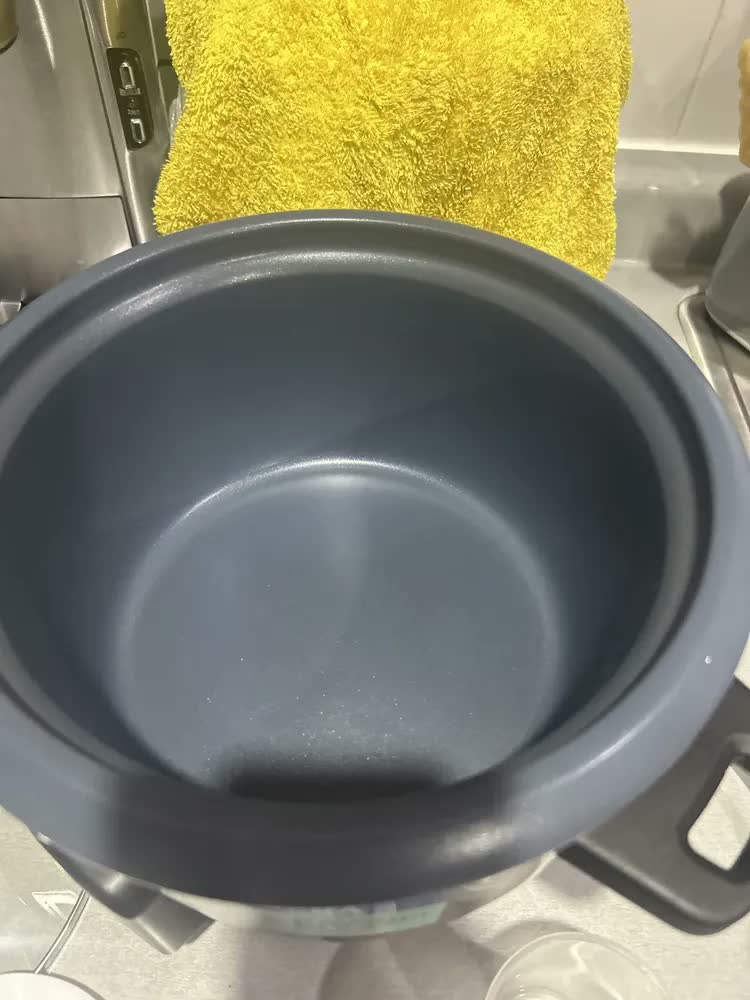 foto de Panela de arroz Oster, 7 xícaras, antiaderente, CKStrcb7dfblk preta 50 Hz