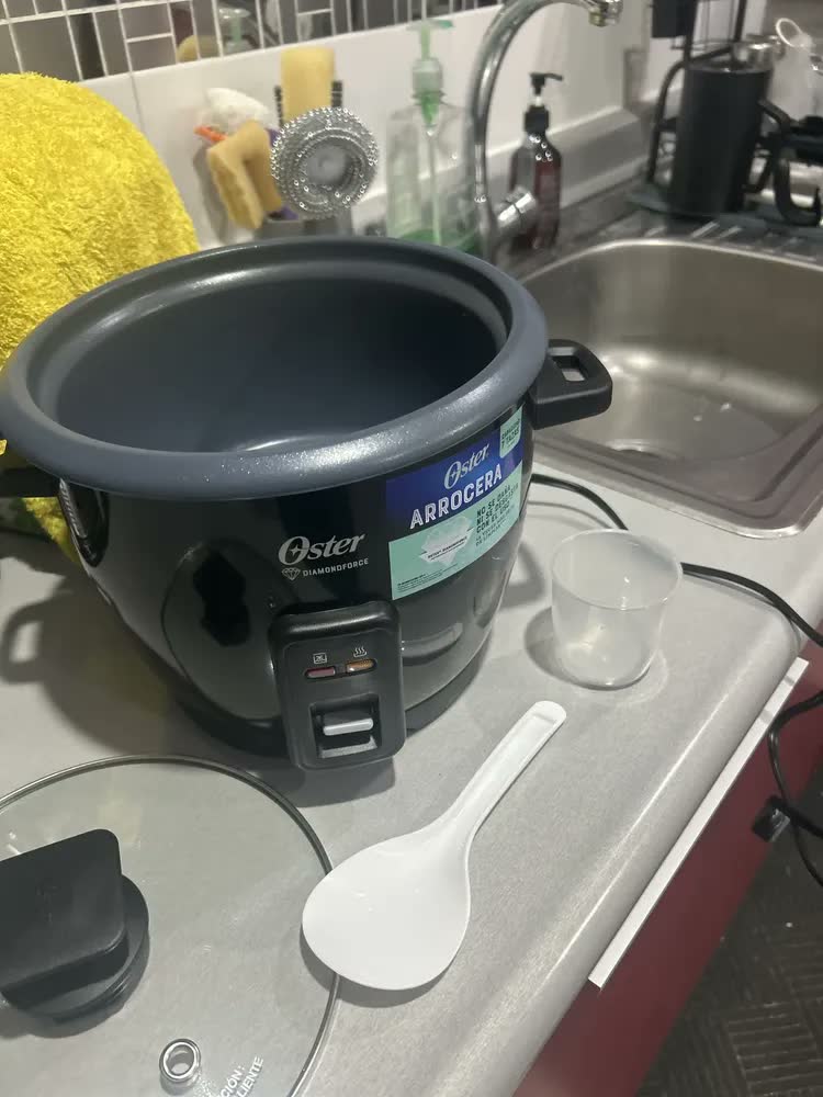 foto de Panela de arroz Oster, 7 xícaras, antiaderente, CKStrcb7dfblk preta 50 Hz
