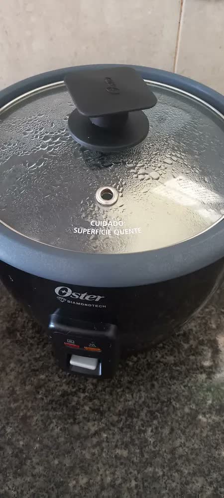 foto de Panela de arroz Oster, 7 xícaras, antiaderente, CKStrcb7dfblk preta 50 Hz