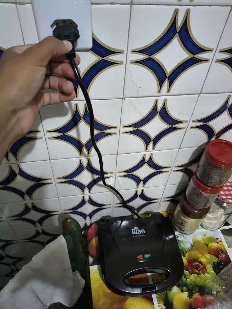 foto de Sanduicheira Grill Elétrica Antiaderente 750w Potente Cor Vermelho