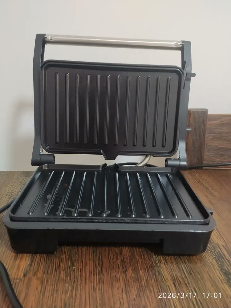 foto de Sanduicheira e GRILL Elétrica Startools Inox Antiaderente Grill 1000w INOX