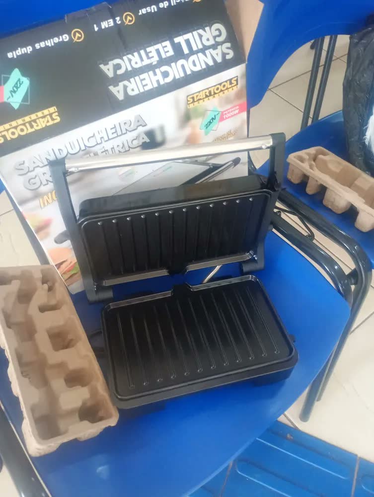 foto de Sanduicheira e GRILL Elétrica Startools Inox Antiaderente Grill 1000w INOX