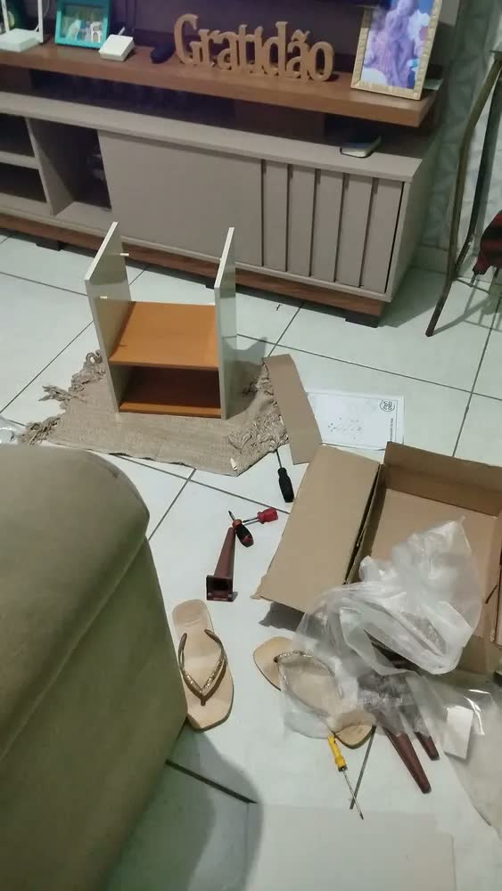 foto de Criado Max Mudo Com Pés Retrô Porta Celular Nichos Compacta Acabamento Fosco Cor Preto/cinamomo