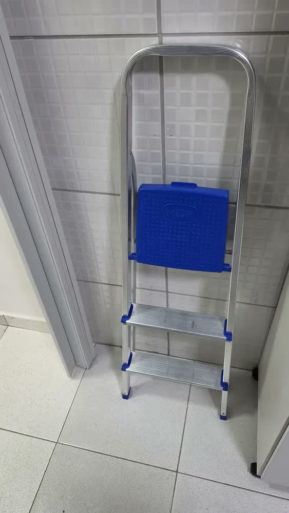 foto de Escada De Alumínio Mor 3 Degraus Dobrável Compacta Leve
