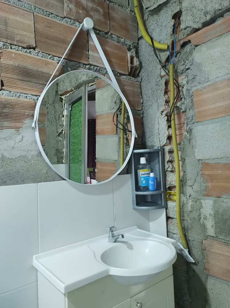 foto de Espelho Redondo 60cm Adnet Alça de Couro Branco Dupla Costura e Suporte em Alumínio Quarto, Banheiro, Sala MF901