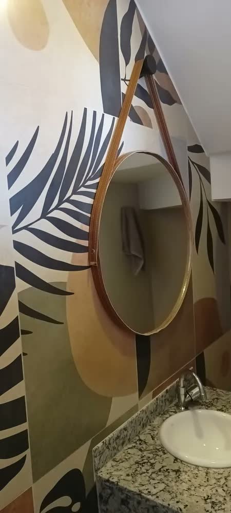 foto de Espelho Redondo 60cm Adnet Alça de Couro Branco Dupla Costura e Suporte em Alumínio Quarto, Banheiro, Sala MF901