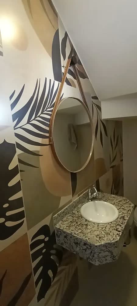 foto de Espelho Redondo 60cm Adnet Alça de Couro Branco Dupla Costura e Suporte em Alumínio Quarto, Banheiro, Sala MF901