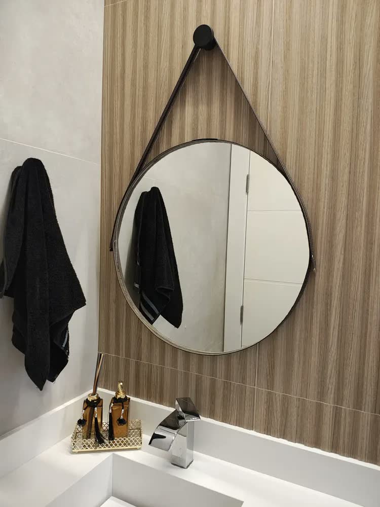 foto de Espelho Redondo 60cm Adnet Alça de Couro Branco Dupla Costura e Suporte em Alumínio Quarto, Banheiro, Sala MF901