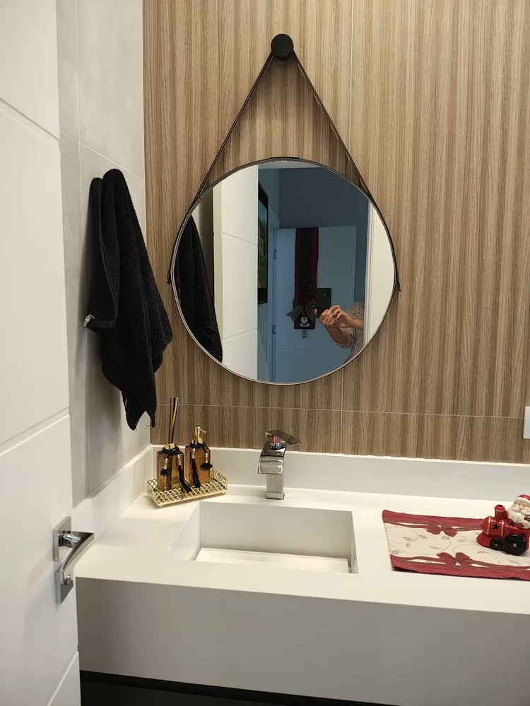 foto de Espelho Redondo 60cm Adnet Alça de Couro Branco Dupla Costura e Suporte em Alumínio Quarto, Banheiro, Sala MF901