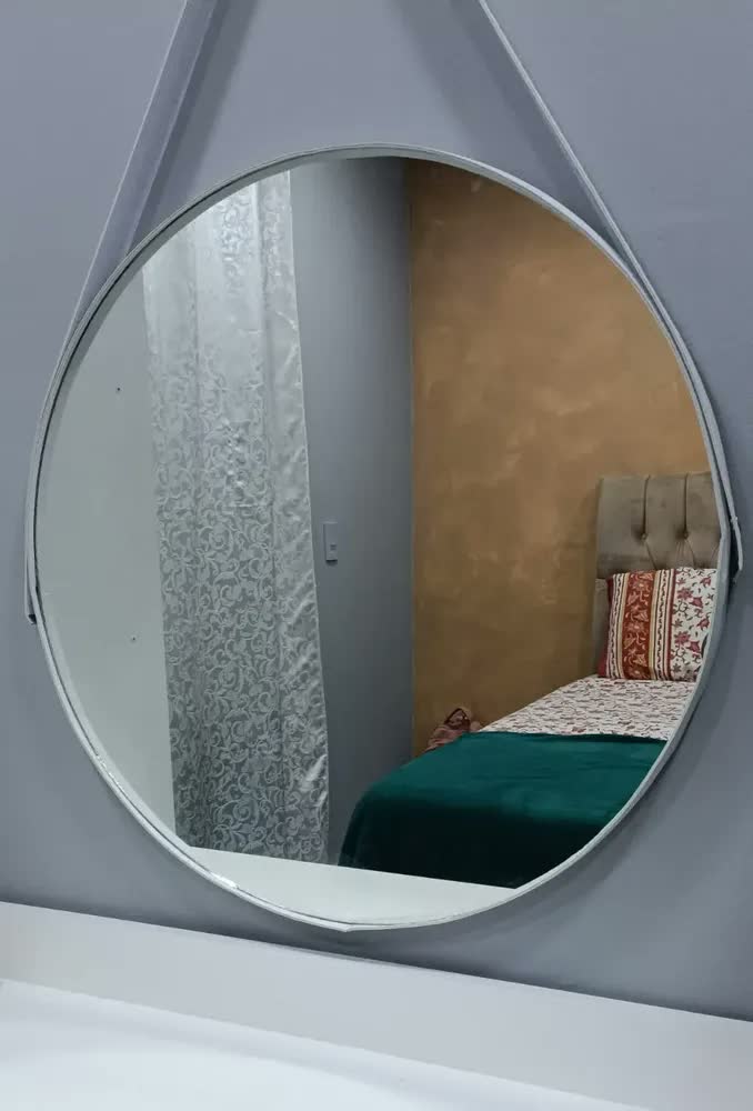 foto de Espelho Redondo 60cm Adnet Alça de Couro Branco Dupla Costura e Suporte em Alumínio Quarto, Banheiro, Sala MF901