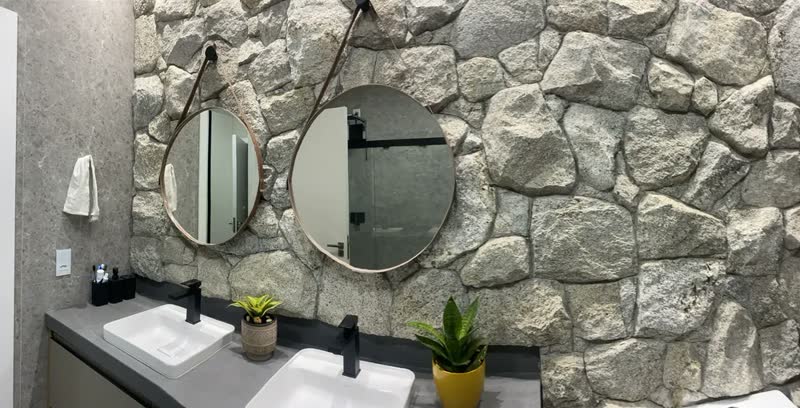 foto de Espelho Redondo 60cm Adnet Alça de Couro Caramelo Dupla Costura e Suporte em Alumínio Quarto, Banheiro, Sala MF901