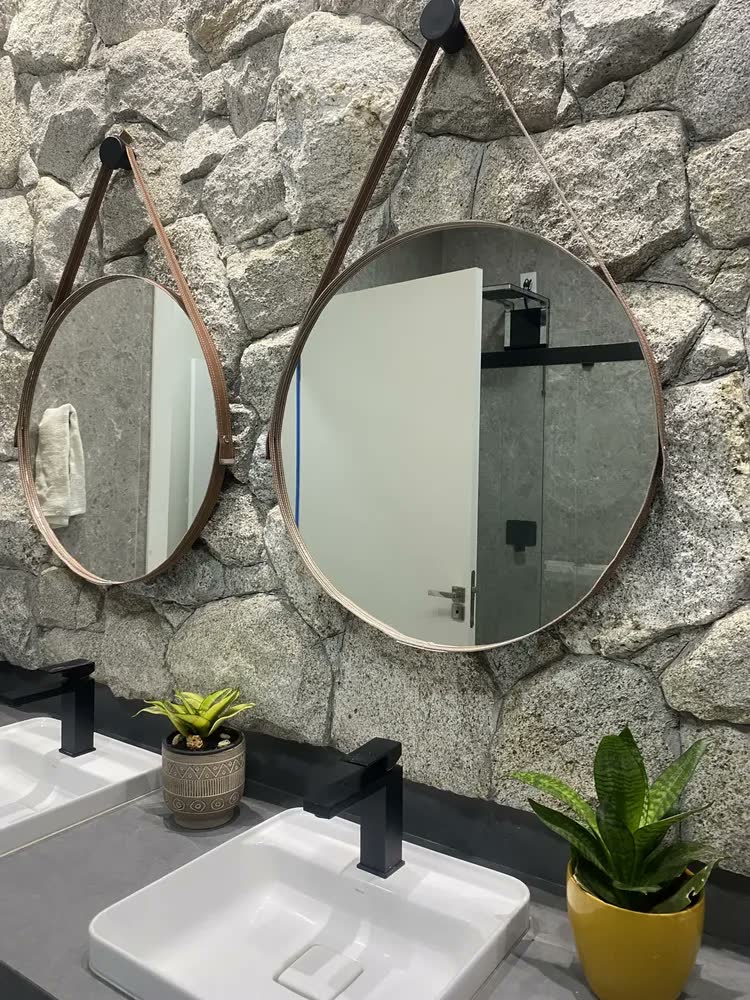 foto de Espelho Redondo 60cm Adnet Alça de Couro Caramelo Dupla Costura e Suporte em Alumínio Quarto, Banheiro, Sala MF901