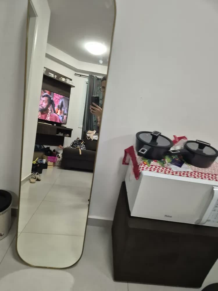 foto de Espelho Decorativo Oval Quarto Sala Com Moldura Chão Parede