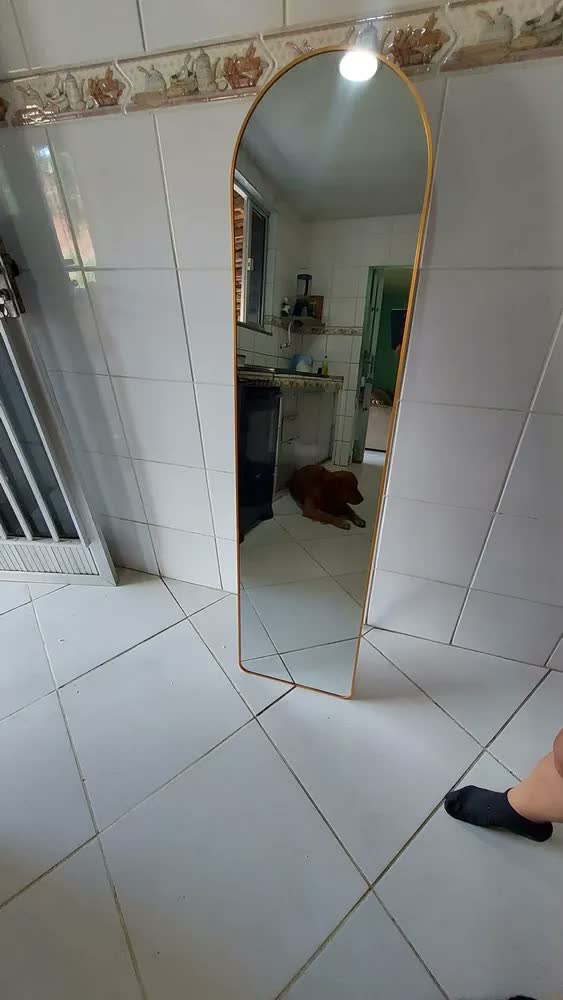 foto de Espelho Decorativo Oval Quarto Sala Com Moldura Chão Parede