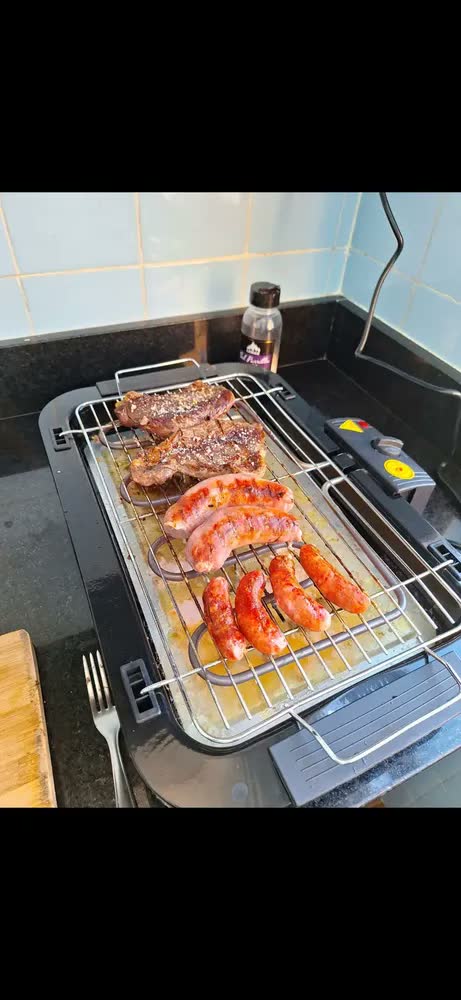 foto de Churrasqueira Elétrica S-FORTE Portátil para Churrasco Sem Fumaça e Grelha Antiaderente