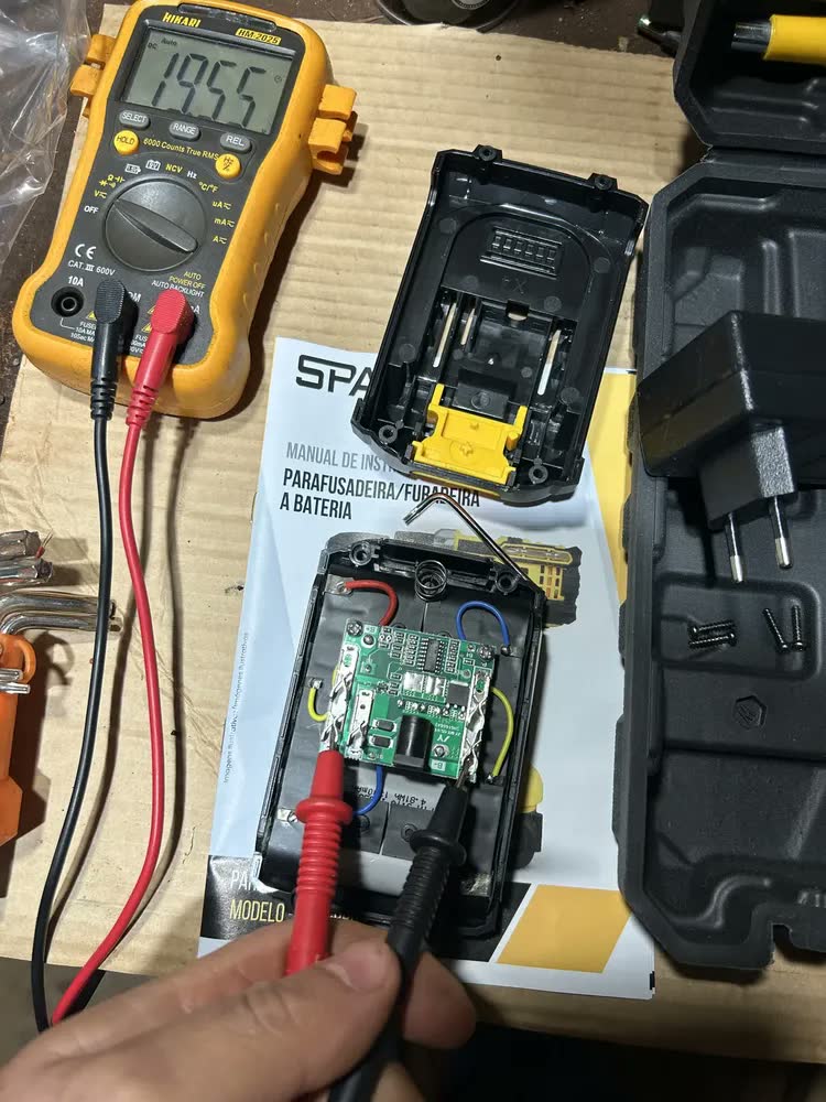 foto de Parafusadeira Furadeira Sparkbr 2 Baterias 21v + Maleta Com Acessórios Kit Completo Led Eixo Flexível 2 Níveis Velocidade Torque