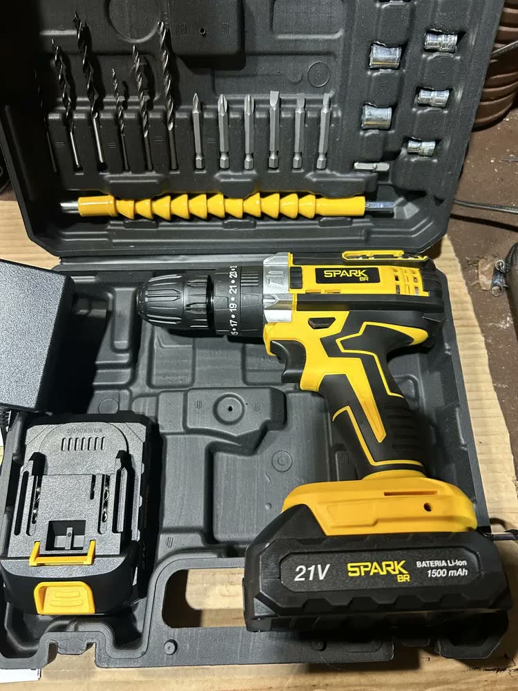 foto de Parafusadeira Furadeira Sparkbr 2 Baterias 21v + Maleta Com Acessórios Kit Completo Led Eixo Flexível 2 Níveis Velocidade Torque