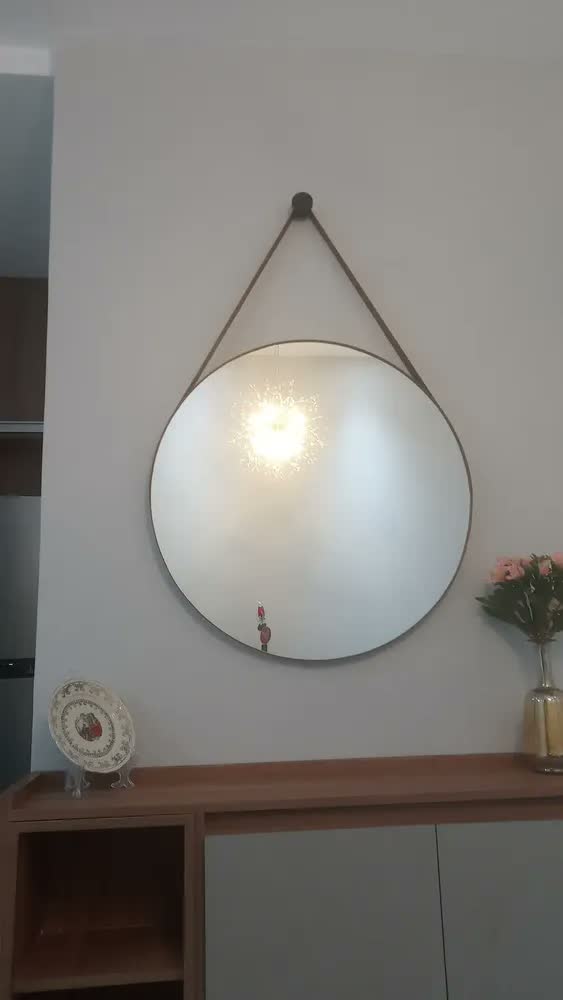 foto de Espelho Redondo Adnet Decorativo com Alça e Moldura de Couro Caramelo de 70cm LYO