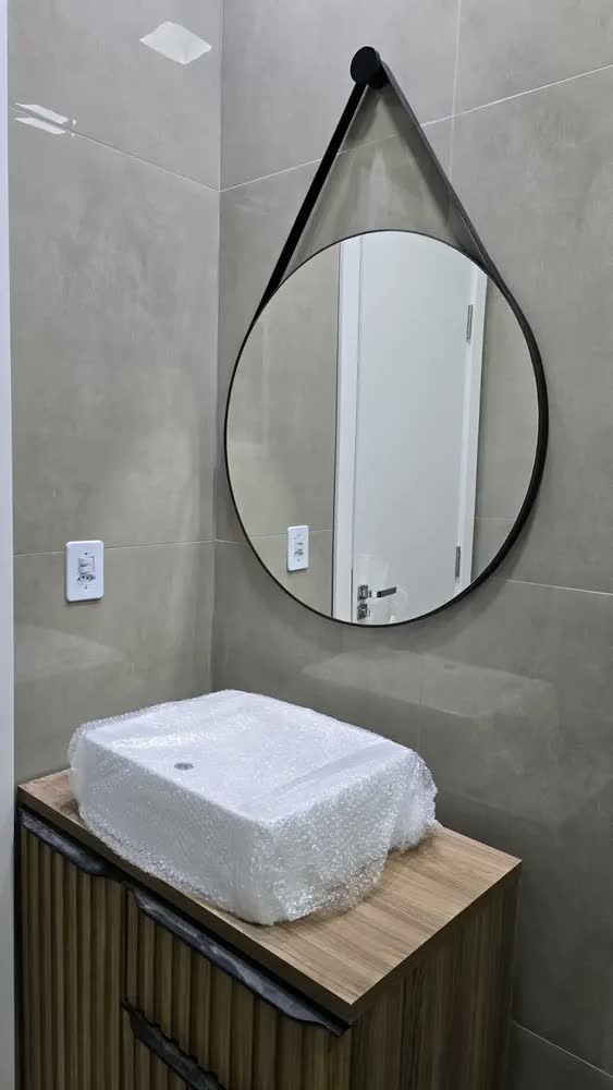 foto de Espelho Redondo Adnet Decorativo com Alça e Moldura de Couro Caramelo de 70cm LYO