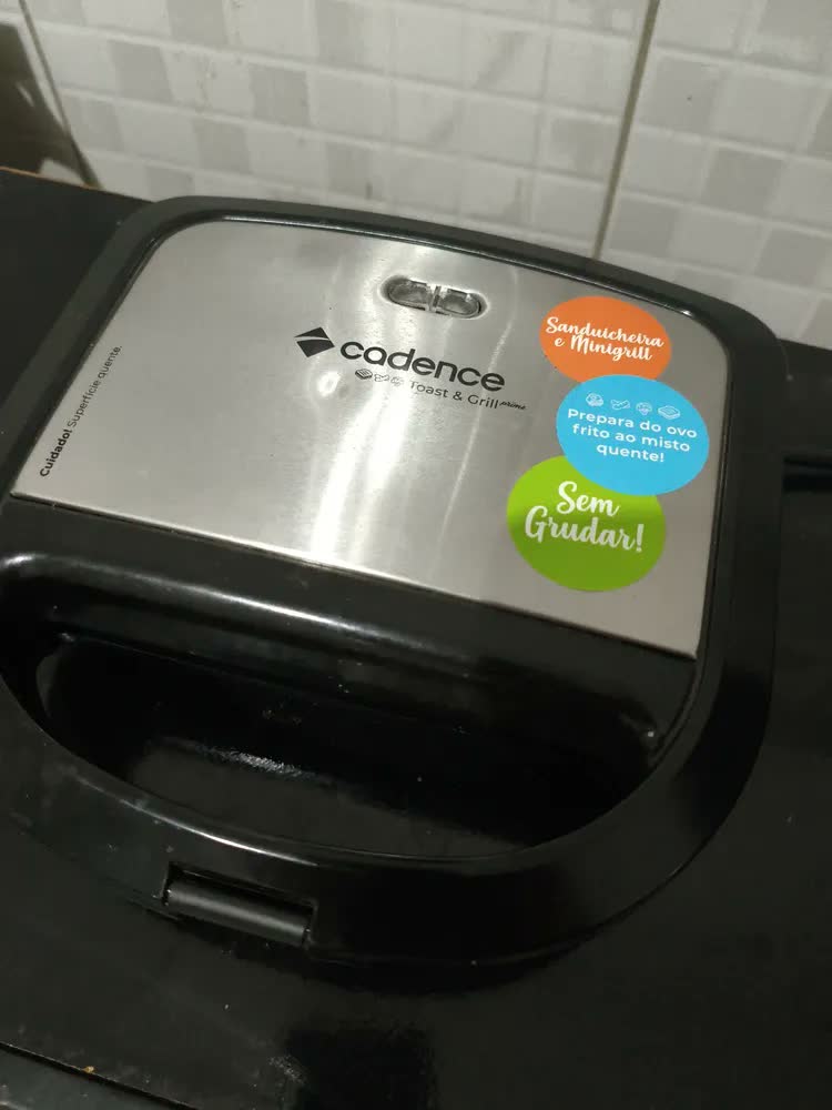 foto de Sanduicheira Elétrica Portátil Chapas Antiaderentes Toast & Grill San615 750w Cadence Saudável Prático Sem Óleo Cor Inox/preto