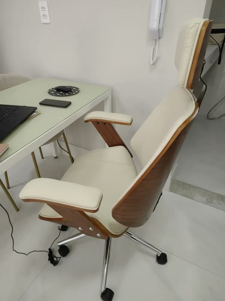 foto de Cadeira Escritório Presidente Marrom HomeNow Paris Ergonômica Giratória Couro Sintético