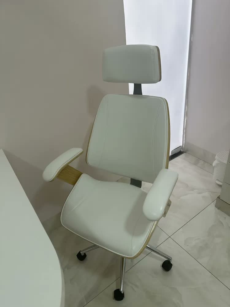 foto de Cadeira Escritório Presidente Marrom HomeNow Paris Ergonômica Giratória Couro Sintético
