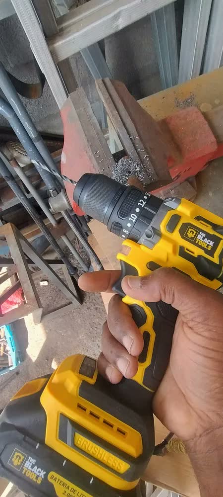 foto de Parafusadeira Furadeira De Impacto Profissional Sem Fio 2 Baterias 21v Com Maleta Tb-21yx The Black Tools
