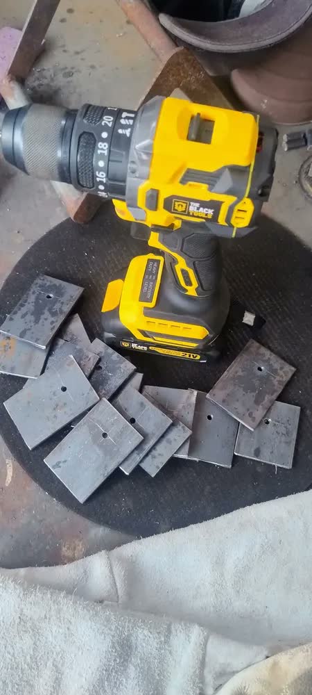 foto de Parafusadeira Furadeira De Impacto Profissional Sem Fio 2 Baterias 21v Com Maleta Tb-21yx The Black Tools