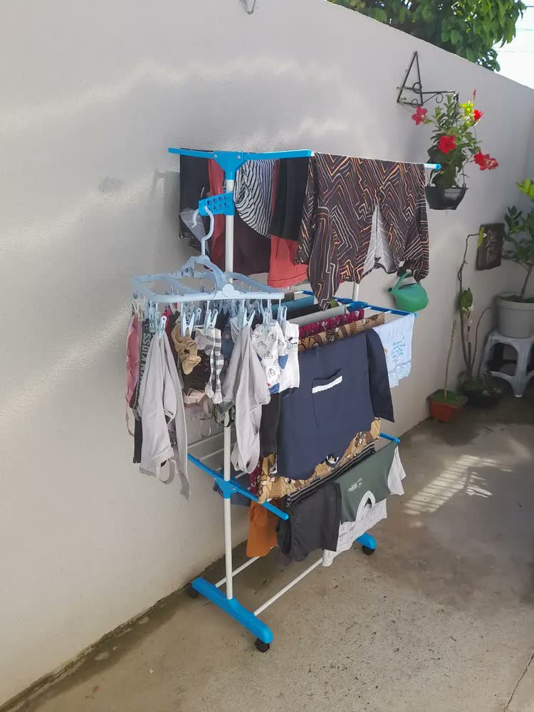 foto de Varal de Chão Retrátil Swave com 3 Andares Dobrável para Roupas