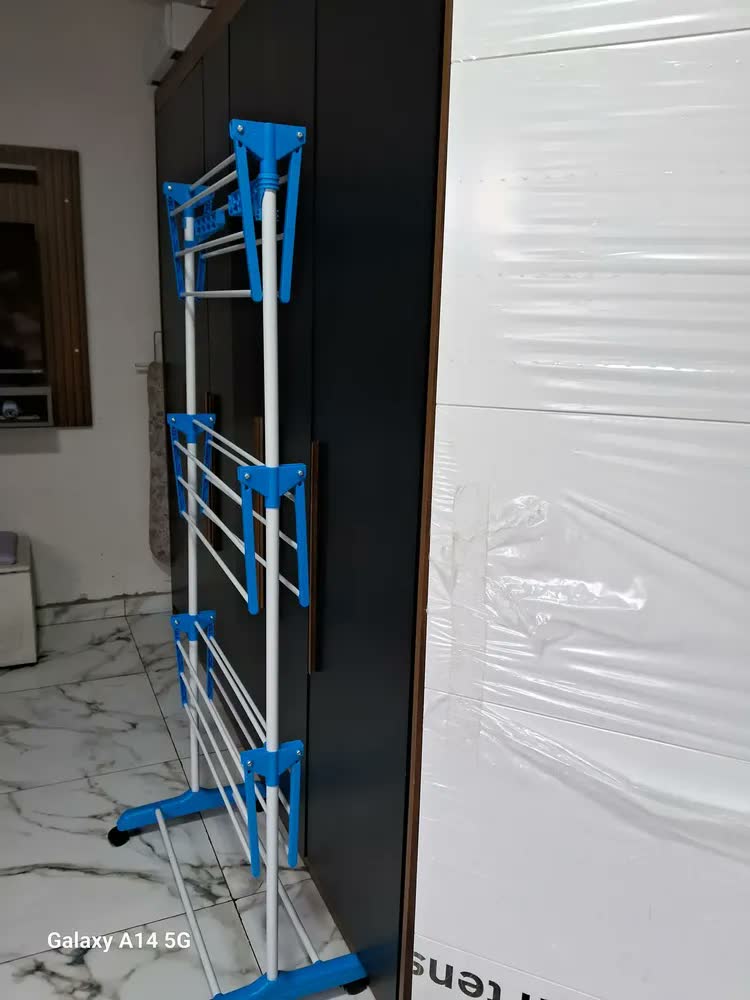 foto de Varal de Chão Retrátil Swave com 3 Andares Dobrável para Roupas