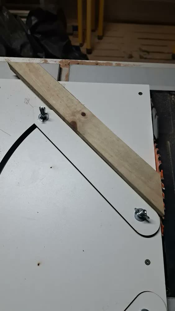 foto de Gabarito Sled Wood-Mi Corte Ângulos P/ Serra Circular Bancada Stanley SSR1801-b2