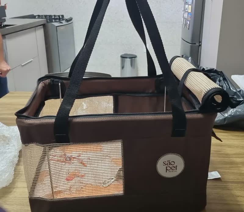 foto de Bolsa De Transporte Aéreo Para Pets Modelo Latam 40x28x25cm Cor Marrom