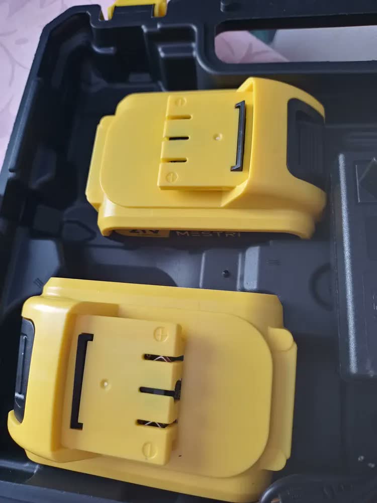 foto de Parafusadeira Furadeira Impacto Sem Fio 21v 2 Bateria 2.000mAh Bivolt Kit Chave Completo Com Maleta brocas chaves carregador