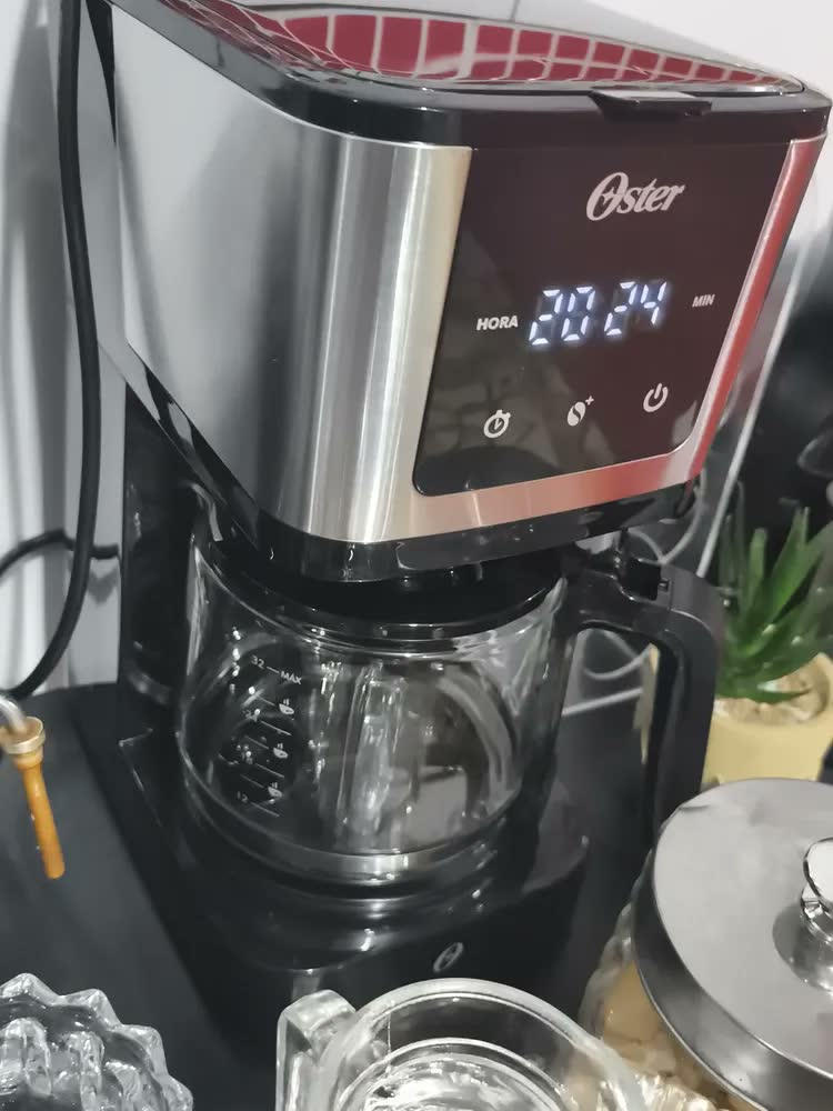 foto de Cafeteira Oster Programável 1,2l Com Display Digital Oster