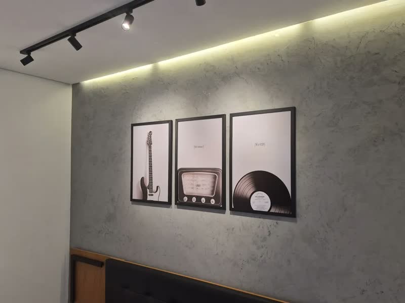 foto de Quadro Decorativo Rock Guitarra Vinil Radio Música Lindo Top Preto E Branco Preto