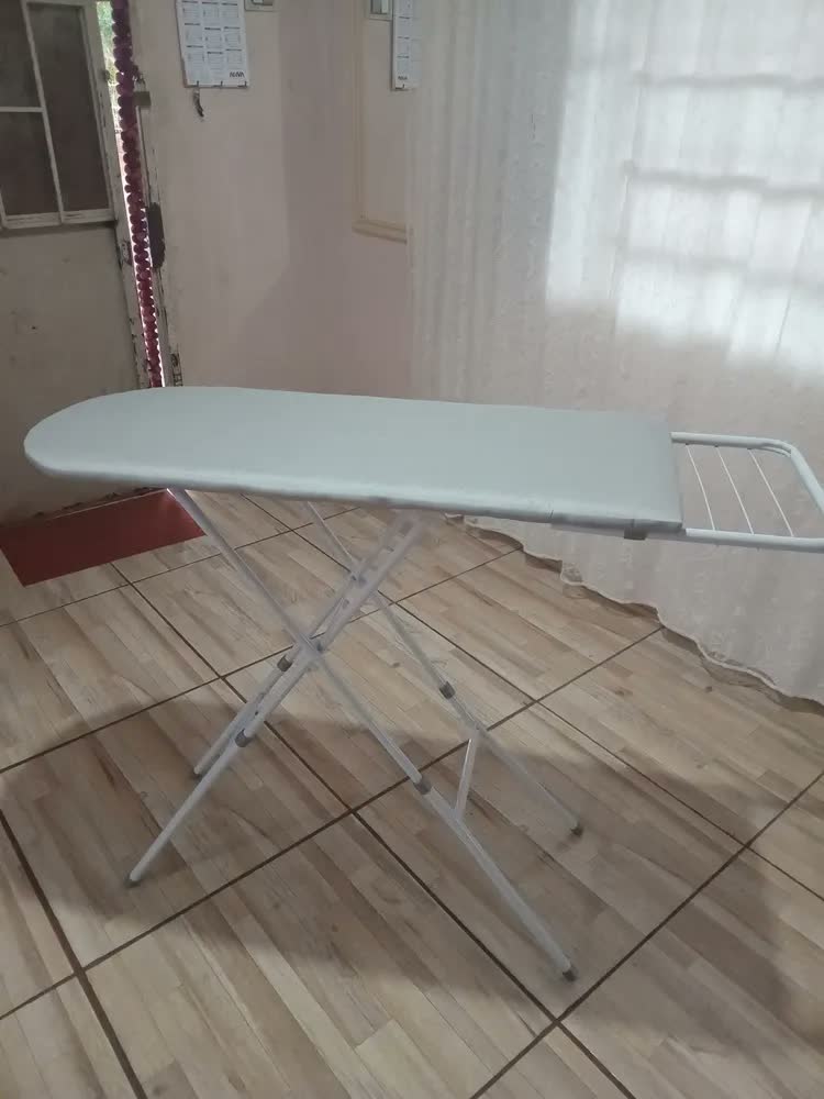 foto de Mesa Passadeira Tábua Passar Roupa Dobrável Extra Forte Lisa Branco