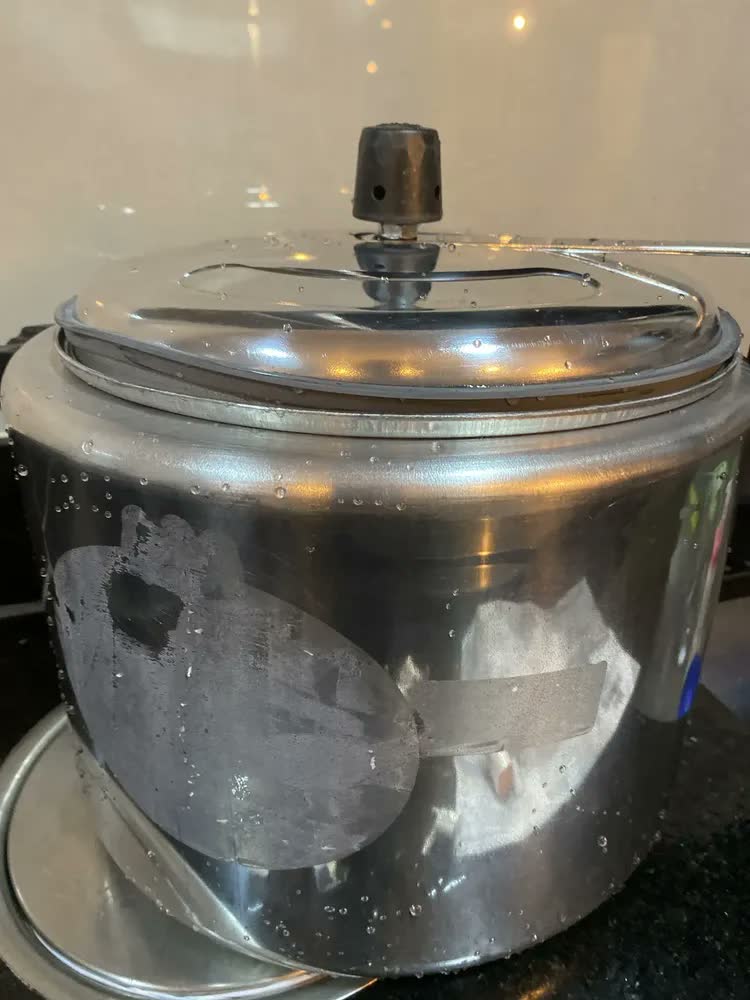 foto de Panela de Pressão 7 litros Alumínio Preta Grande Segura Reforçada Cozimento Rápido Econômica Fechamento Interno