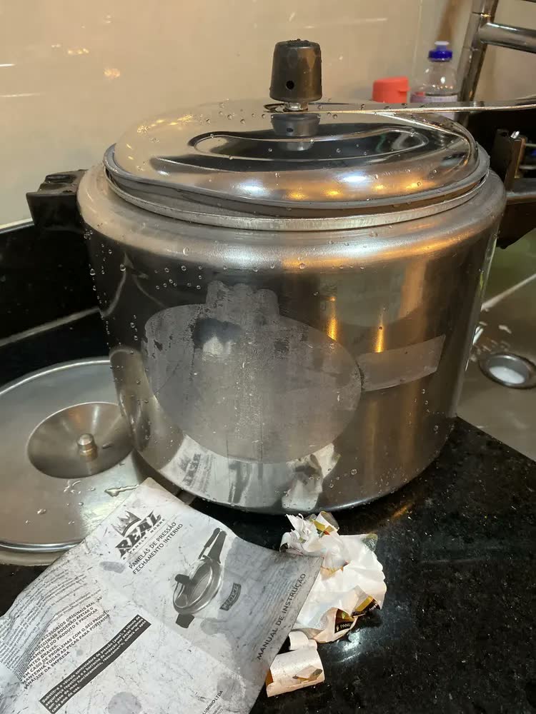 foto de Panela de Pressão 7 litros Alumínio Preta Grande Segura Reforçada Cozimento Rápido Econômica Fechamento Interno
