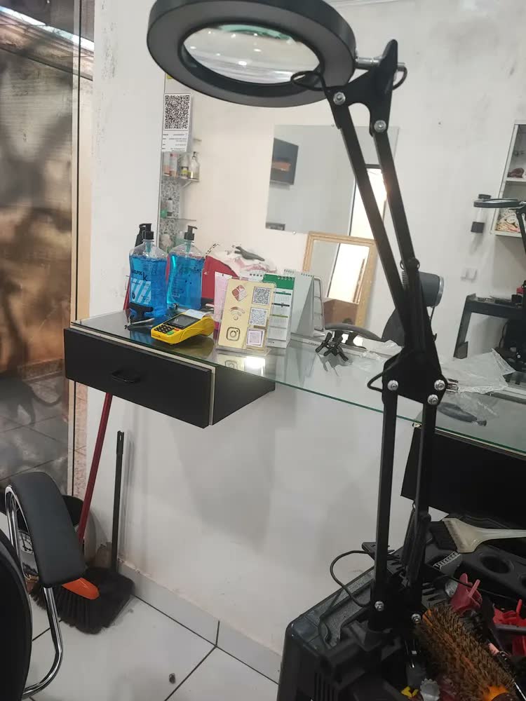 foto de Luminária Lupa Estética Profissional Ring Light Mesa Bancada Cor Preto Nano Bateria