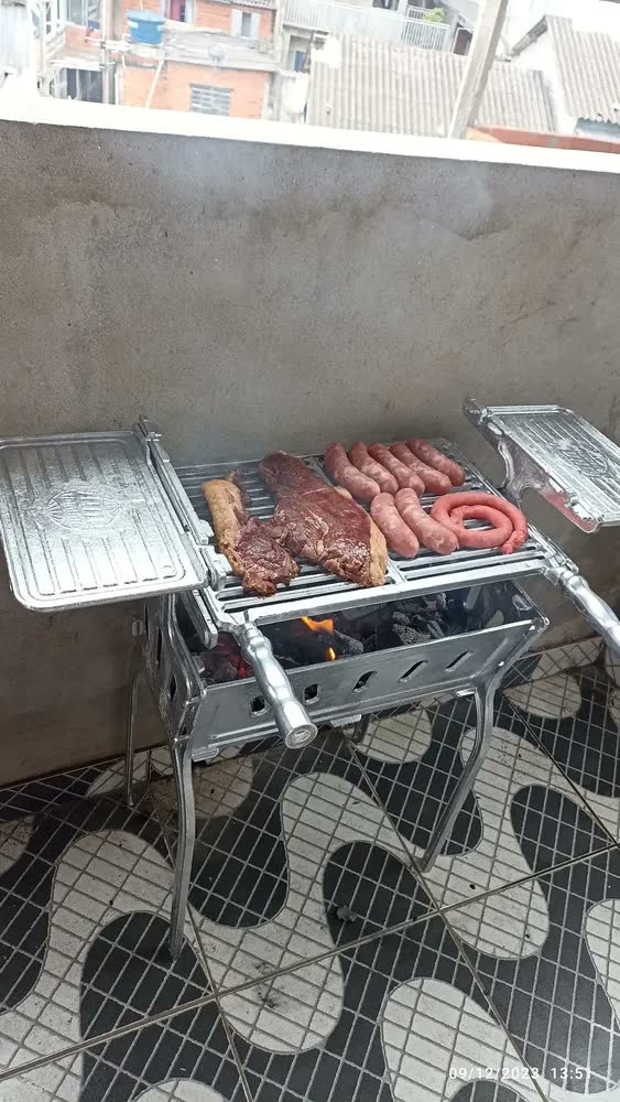 foto de Churrasqueira Portátil Desmontável Em Alumínio Prateado
