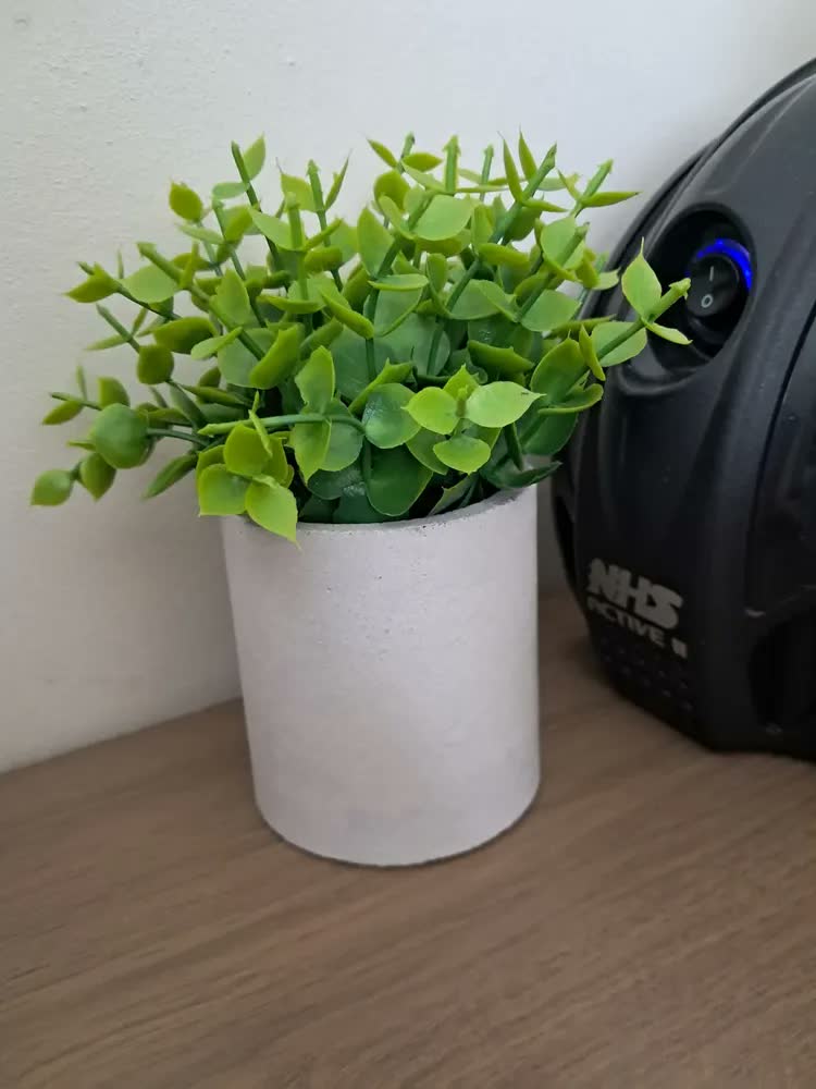 foto de Kit 2 Mini Vasos Cachepot Cimento Fosco E Planta Artificial