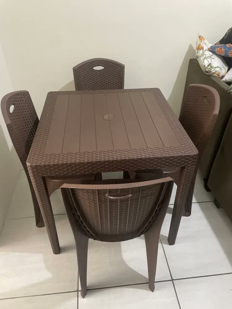 foto de Conjunto Mesa Rattan Quadrada Aja c/ 4 Cadeiras Marrom para Jardim Varanda