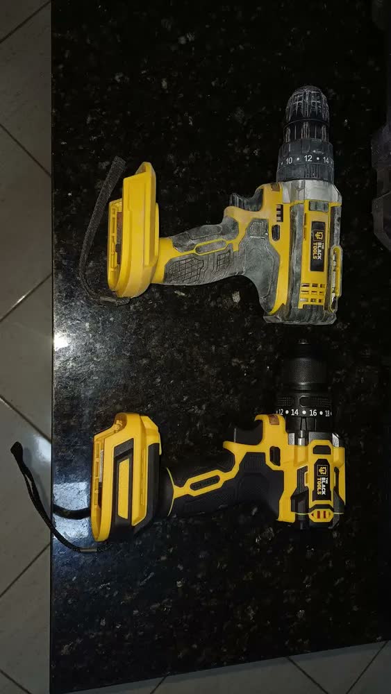 foto de Parafusadeira Furadeira Impacto The Black Tools C/2 Baterias Amarelo E Preto 60hz